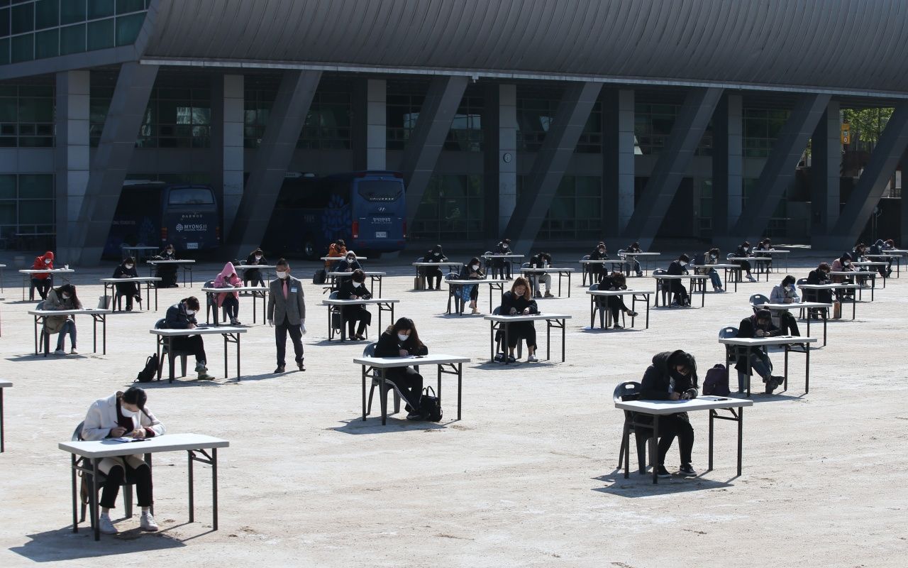 Koronavirüse karşı açık havada sınav oldular 2