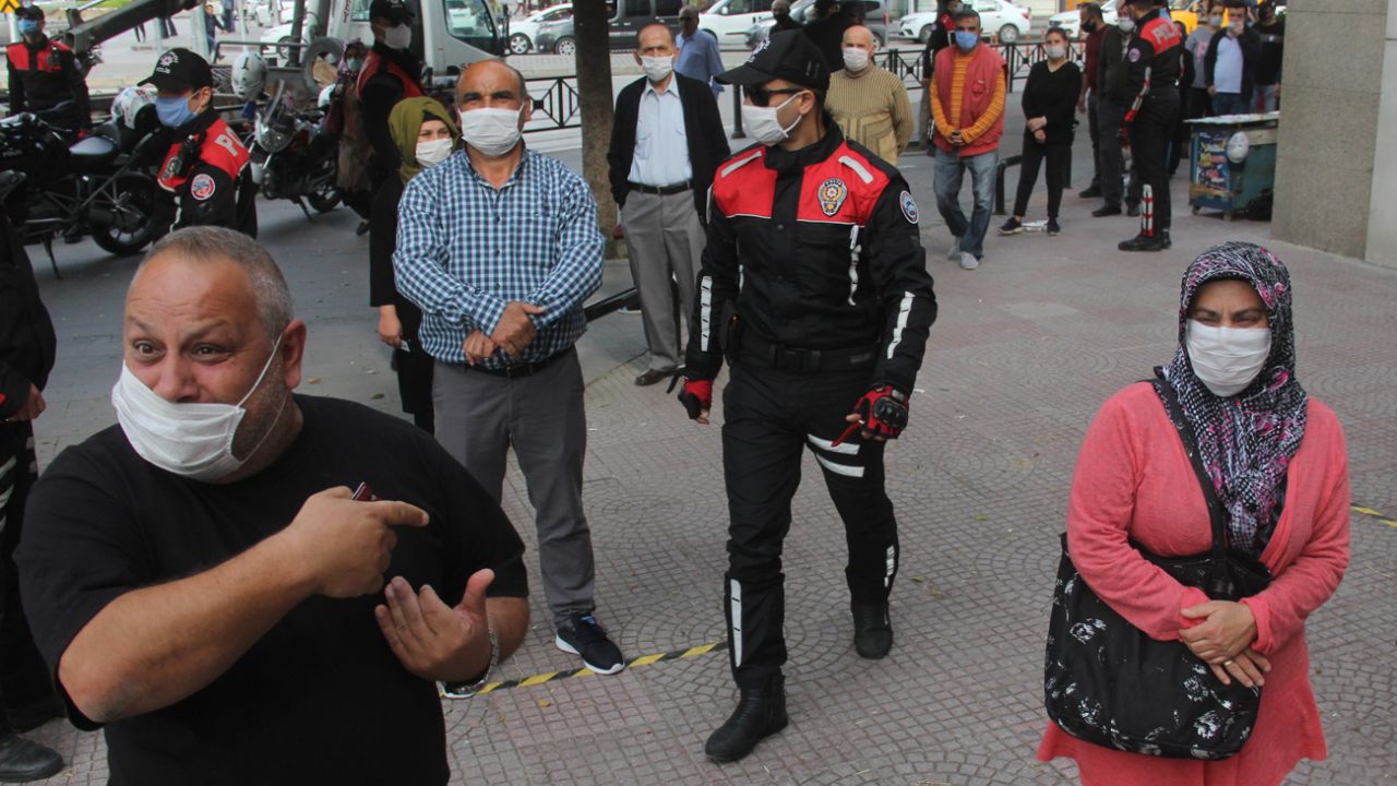 Son dakika... Adana'da polisin sosyal mesafe uyarısına "O benim eşim ayrılamam" yanıtı verdi 1