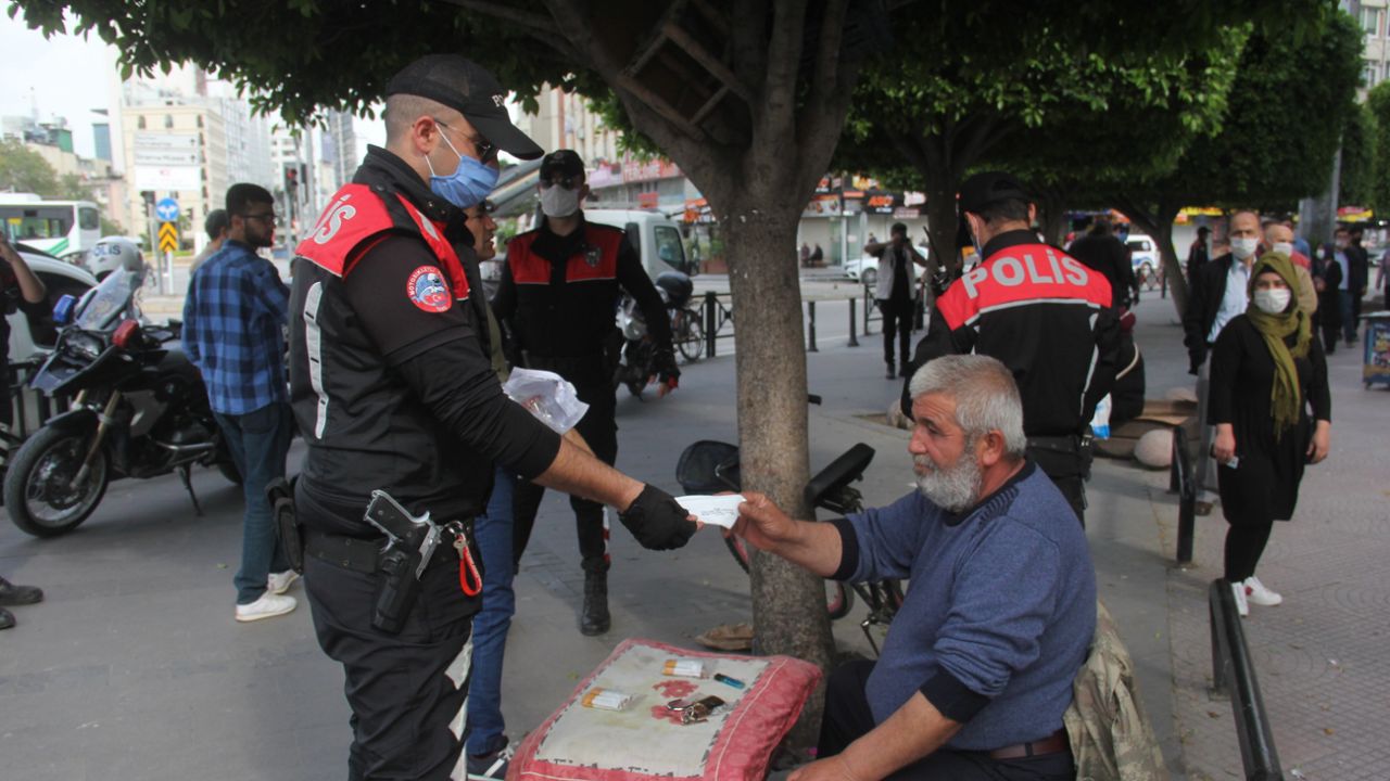 Son dakika... Adana'da polisin sosyal mesafe uyarısına "O benim eşim ayrılamam" yanıtı verdi 4