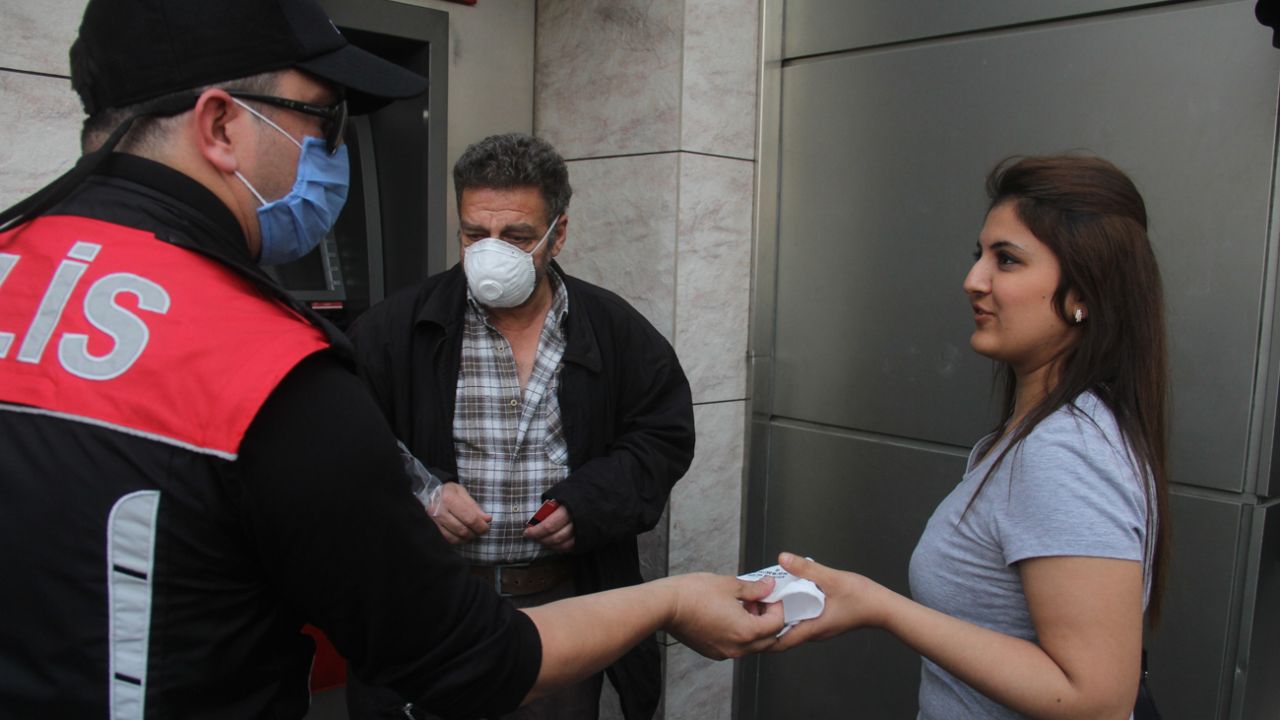 Son dakika... Adana'da polisin sosyal mesafe uyarısına "O benim eşim ayrılamam" yanıtı verdi 7
