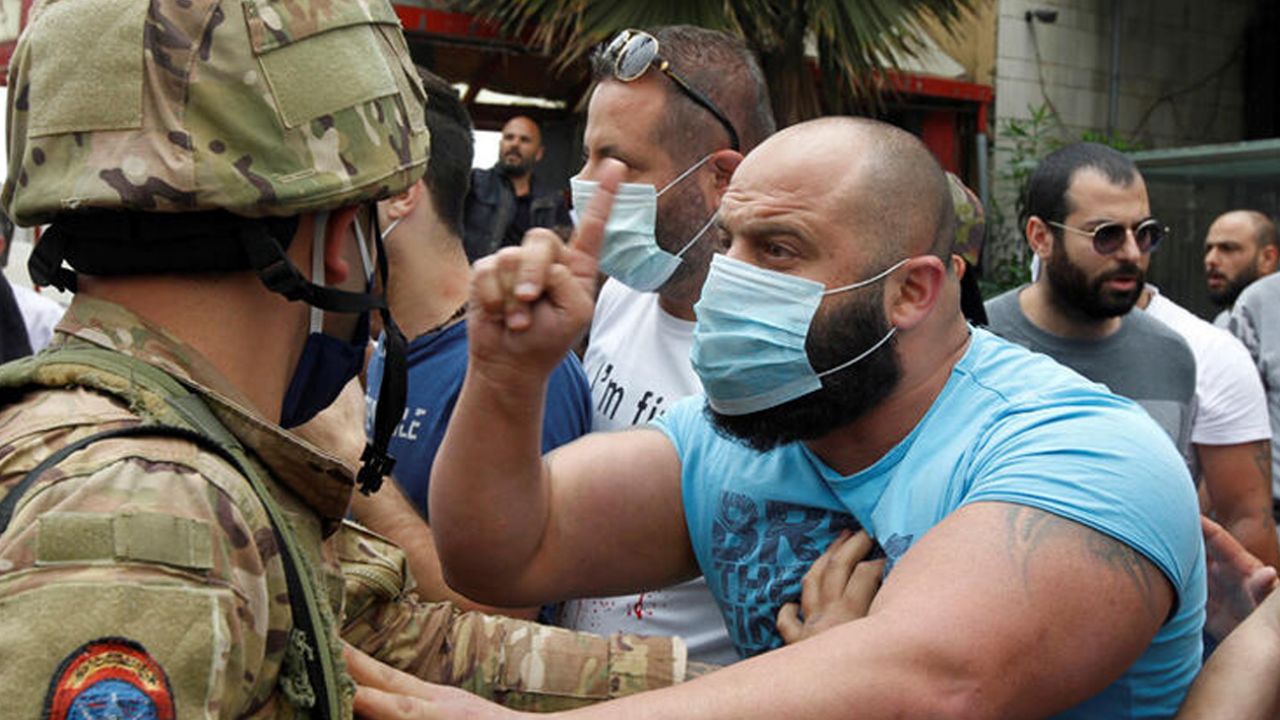 Son dakika... Lübnan'da sular durulmuyor! Bankalar ateşe verildi 8