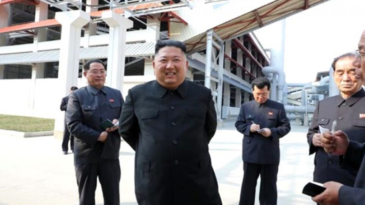 Son dakika... Ölüp ölmediği tartışılan Kim Jong-un servis edilen fotoğraflarında dikkat çeken detay 2