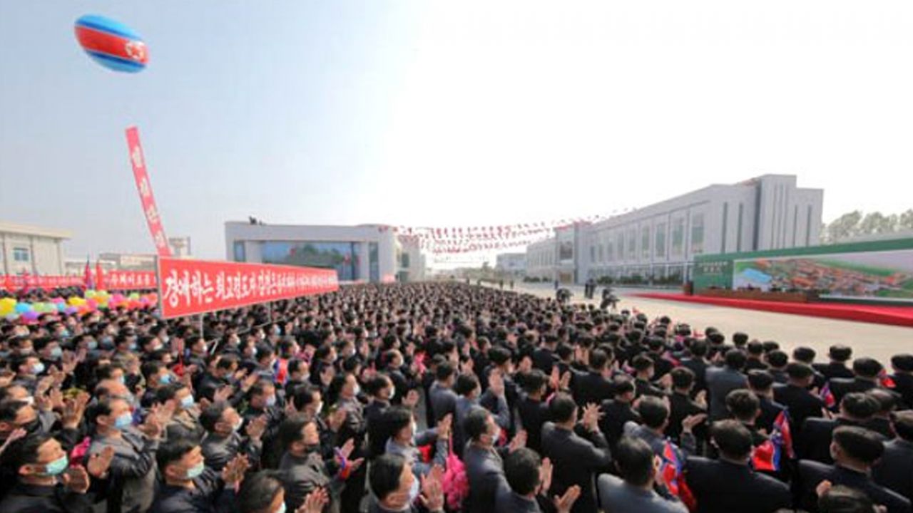 Son dakika... Ölüp ölmediği tartışılan Kim Jong-un servis edilen fotoğraflarında dikkat çeken detay 6