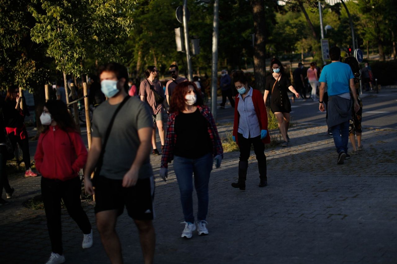 İspanya'da ölü sayısı 25 bini aştı! Haftalar sonra sokak izni verilince insanlar sokaklara akın etti 6