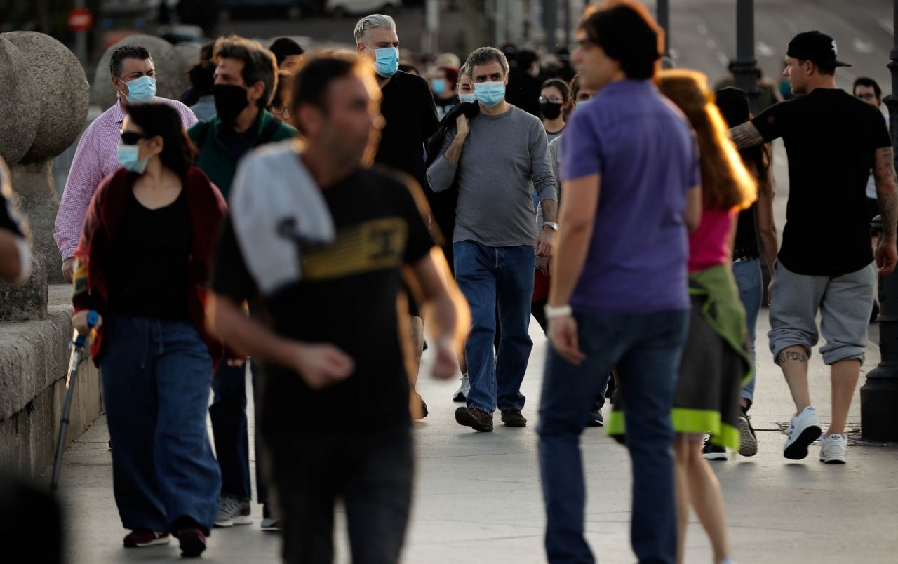 İspanya'da ölü sayısı 25 bini aştı! Haftalar sonra sokak izni verilince insanlar sokaklara akın etti 7