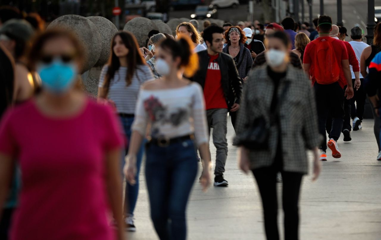 İspanya'da ölü sayısı 25 bini aştı! Haftalar sonra sokak izni verilince insanlar sokaklara akın etti 18