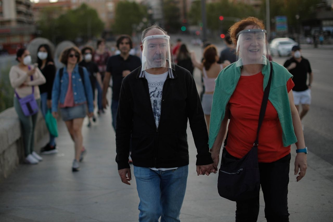 İspanya'da ölü sayısı 25 bini aştı! Haftalar sonra sokak izni verilince insanlar sokaklara akın etti 20