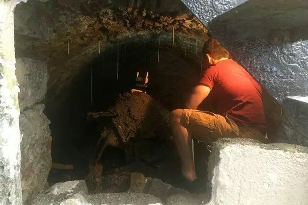 Karantinada sıkılan adam, evinin altında 120 yıllık tünel keşfetti 2