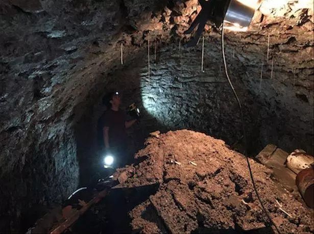 Karantinada sıkılan adam, evinin altında 120 yıllık tünel keşfetti 1
