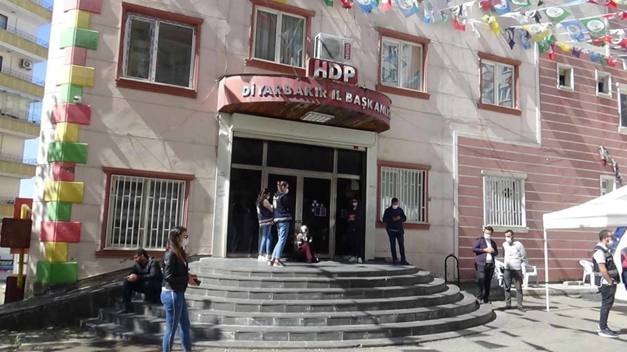Son dakika... Diyarbakır’da HDP il binası önünde gergin anlar 2