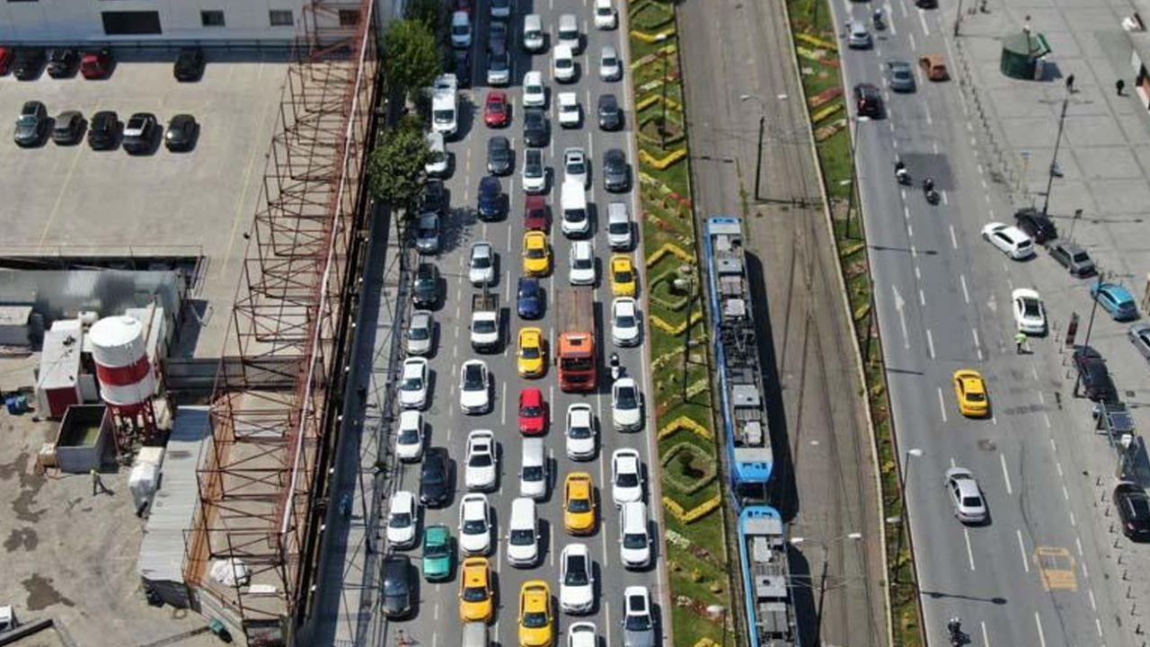 Son dakika... Eminönü Meydanı'nda koronavirüse rağmen alışveriş yoğunluğu yaşandı 1
