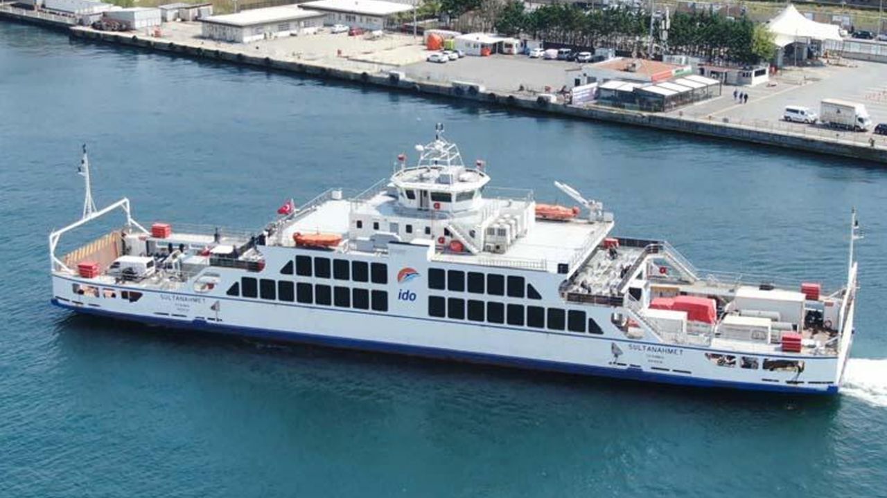 Son dakika... Eminönü Meydanı'nda koronavirüse rağmen alışveriş yoğunluğu yaşandı 2