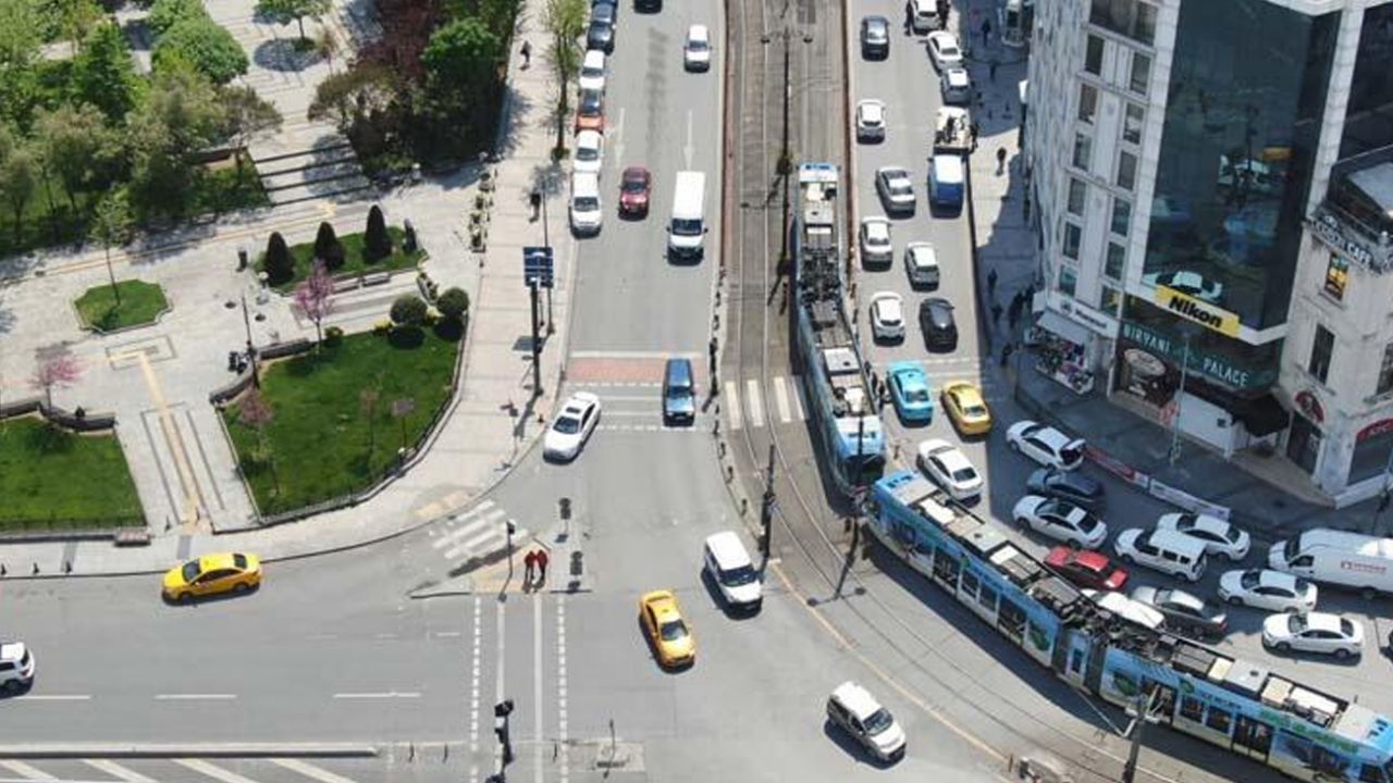 Son dakika... Eminönü Meydanı'nda koronavirüse rağmen alışveriş yoğunluğu yaşandı 3
