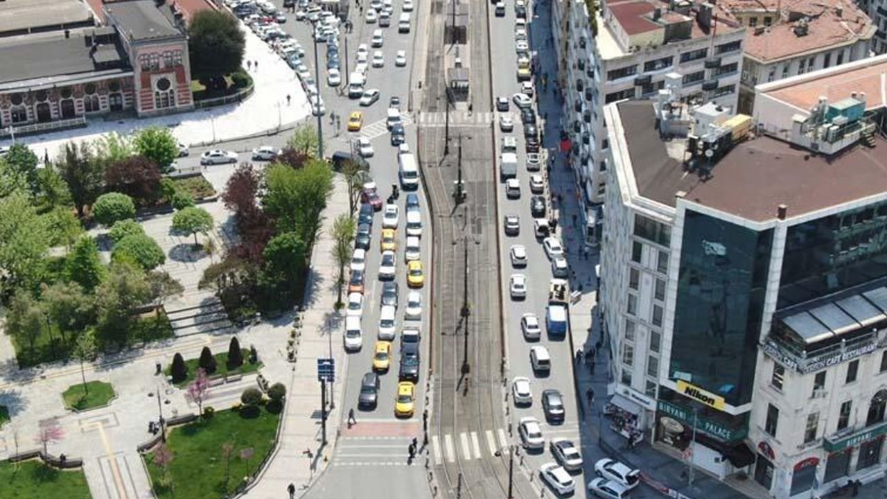 Son dakika... Eminönü Meydanı'nda koronavirüse rağmen alışveriş yoğunluğu yaşandı 4