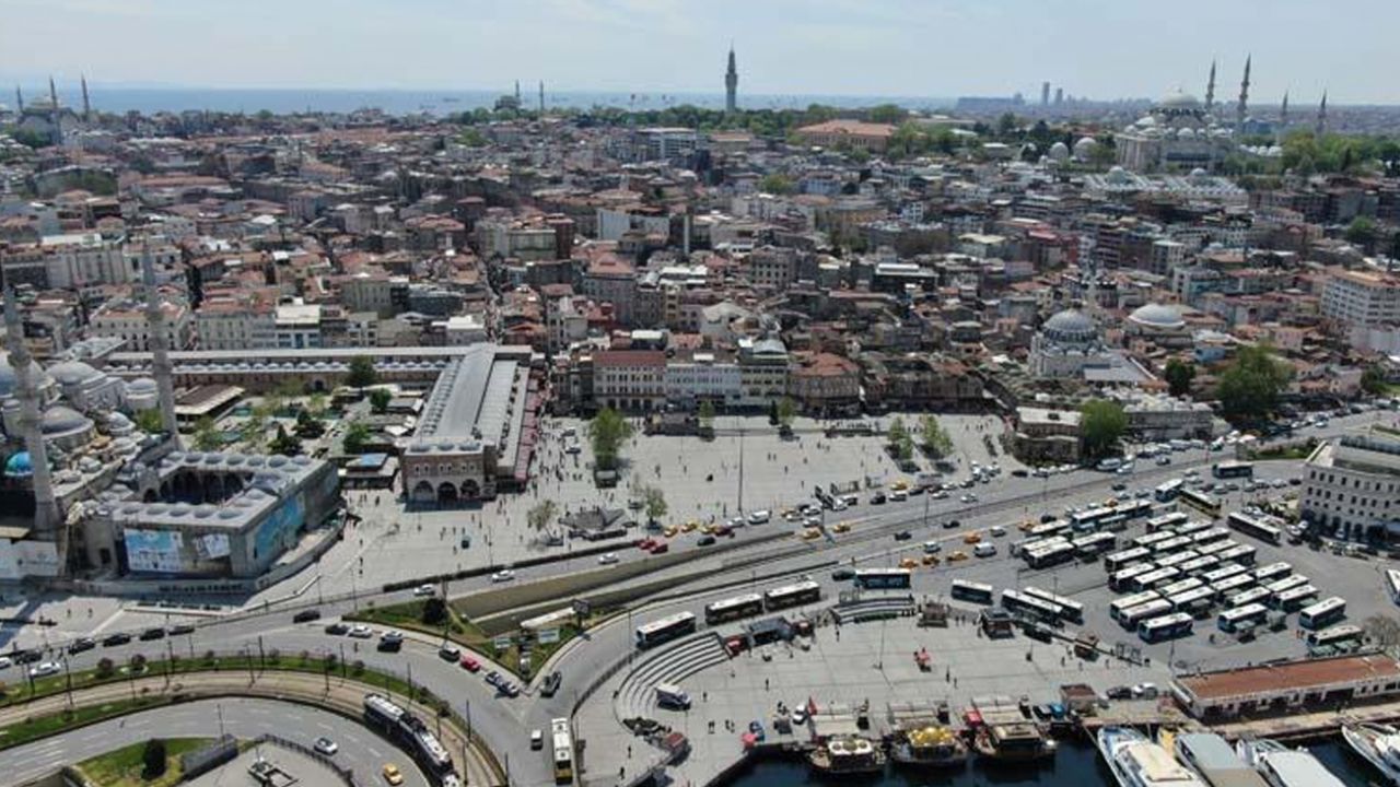 Son dakika... Eminönü Meydanı'nda koronavirüse rağmen alışveriş yoğunluğu yaşandı 6