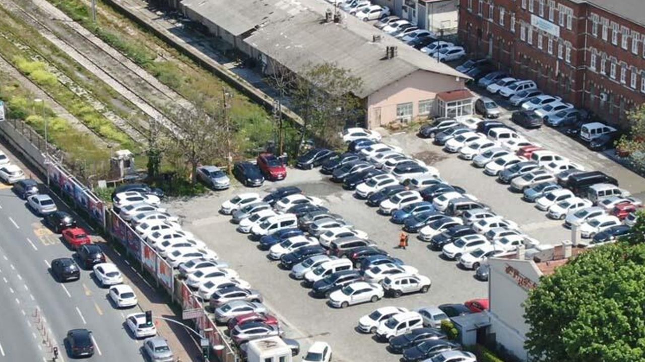 Son dakika... Eminönü Meydanı'nda koronavirüse rağmen alışveriş yoğunluğu yaşandı 7