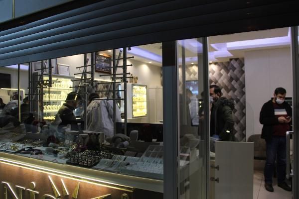 Duvarını delip girdikleri kuyumcudan 400 bin liralık altın çaldılar 5