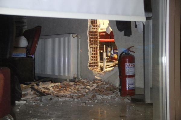 Duvarını delip girdikleri kuyumcudan 400 bin liralık altın çaldılar 1