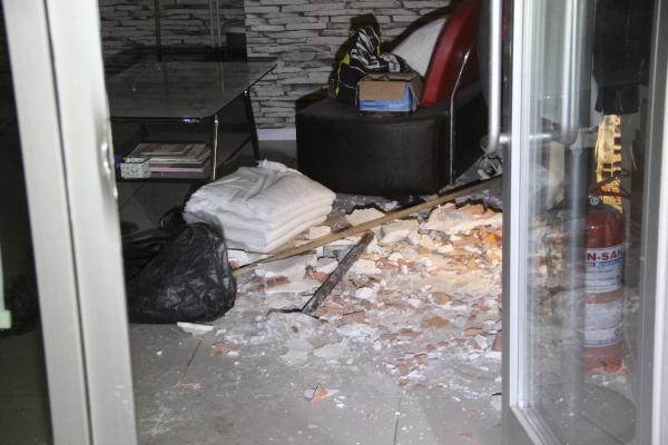 Duvarını delip girdikleri kuyumcudan 400 bin liralık altın çaldılar 2