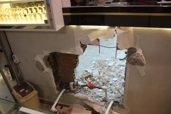 Duvarını delip girdikleri kuyumcudan 400 bin liralık altın çaldılar 9