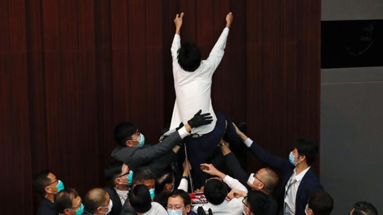 Hong Kong'da ortalık karıştı! Şoke eden fotoğraflar 1