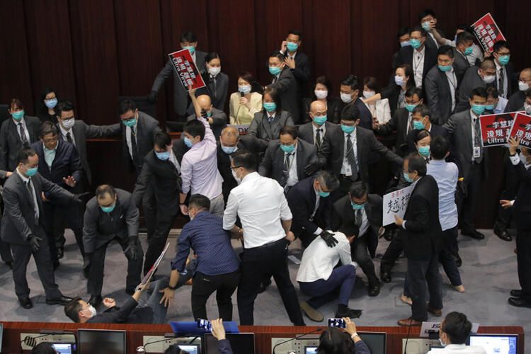 Hong Kong'da ortalık karıştı! Şoke eden fotoğraflar 5