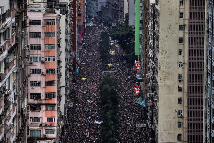 Hong Kong'da ortalık karıştı! Şoke eden fotoğraflar 10