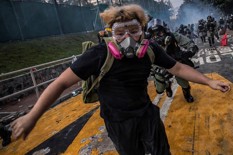 Hong Kong'da ortalık karıştı! Şoke eden fotoğraflar 17