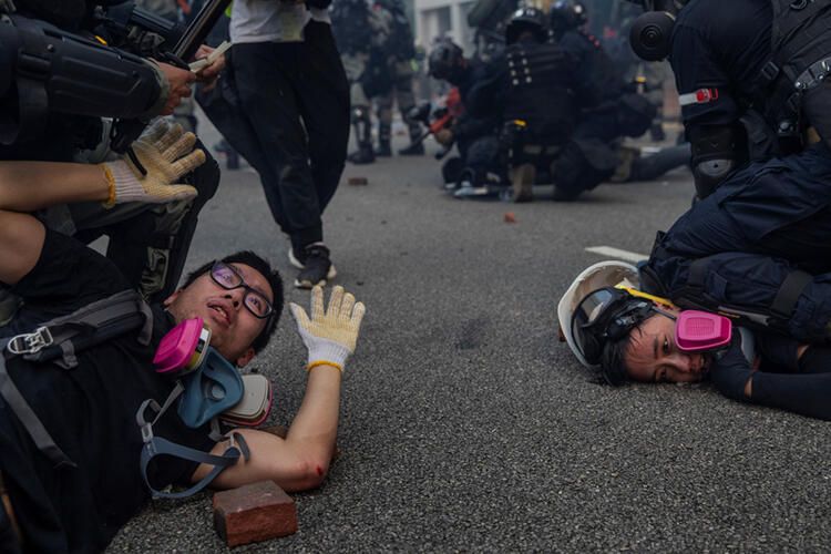Hong Kong'da ortalık karıştı! Şoke eden fotoğraflar 19