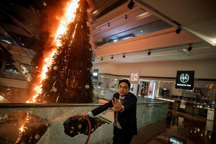 Hong Kong'da ortalık karıştı! Şoke eden fotoğraflar 16
