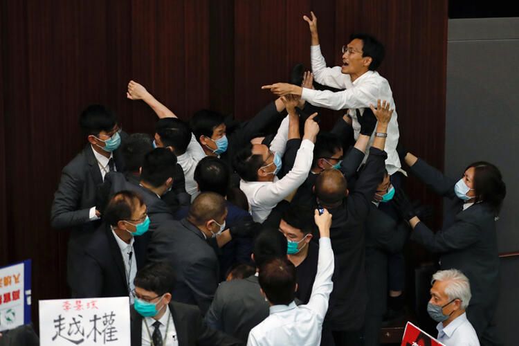 Hong Kong'da ortalık karıştı! Şoke eden fotoğraflar 21