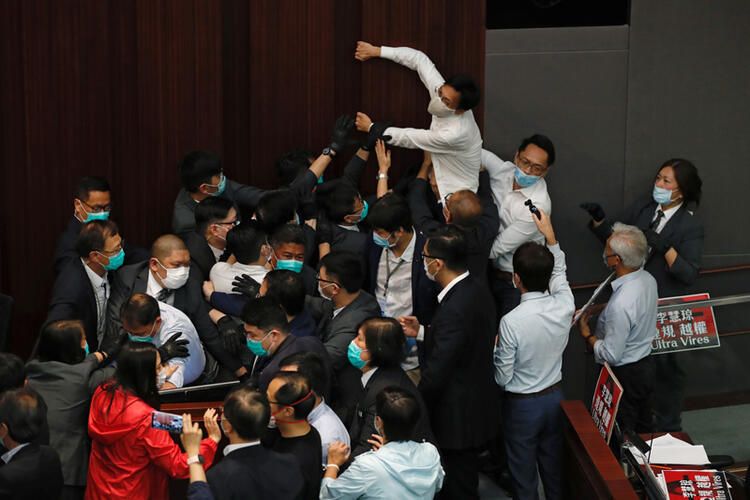 Hong Kong'da ortalık karıştı! Şoke eden fotoğraflar 4