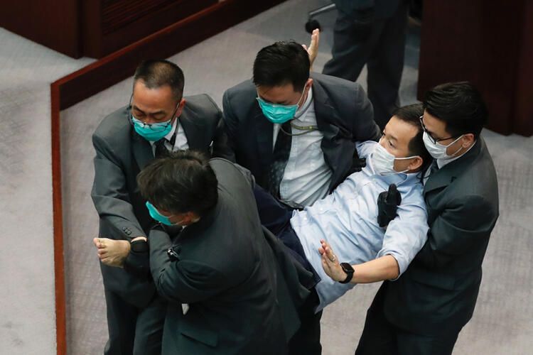 Hong Kong'da ortalık karıştı! Şoke eden fotoğraflar 2