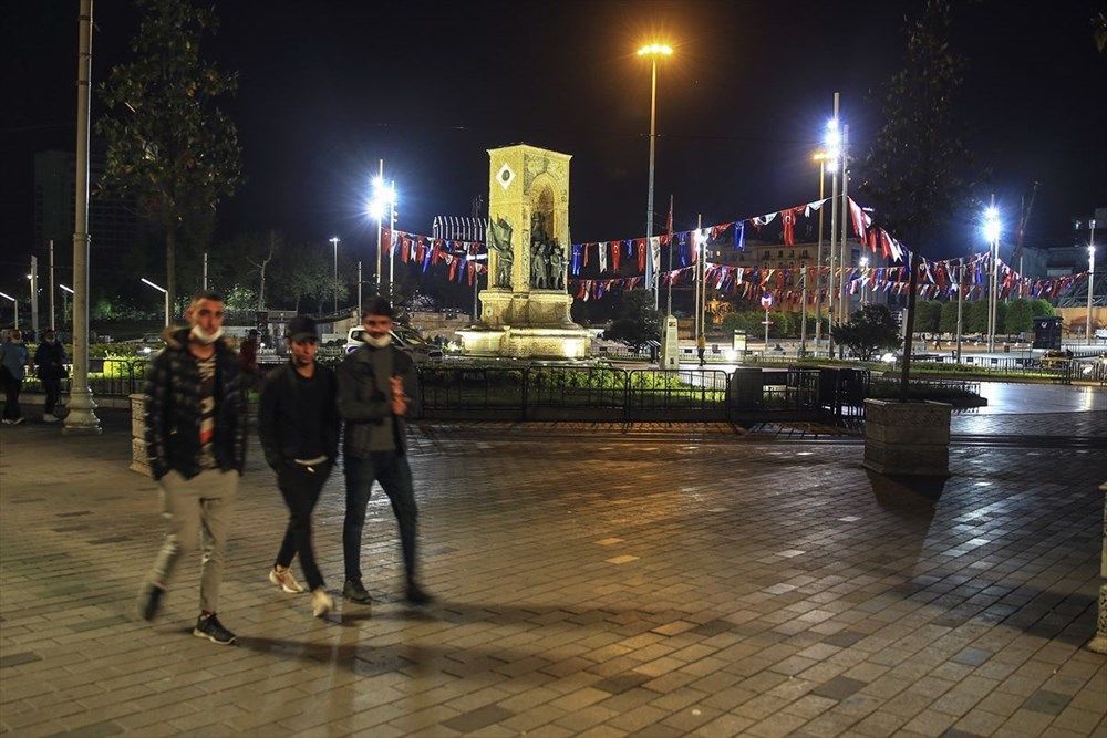 Yasağın ardından gece vakti İstiklal'e akın ettiler! 11