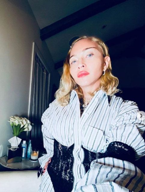 Madonna'dan kalça implantlı selfie! 1