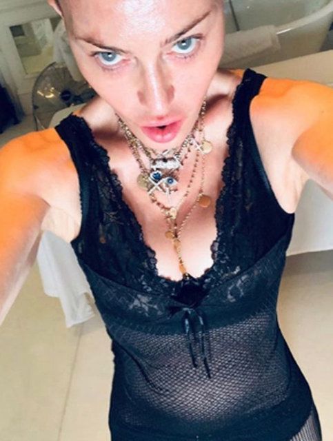 Madonna'dan kalça implantlı selfie! 3