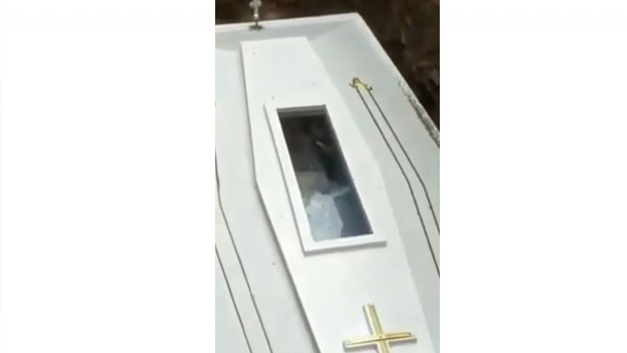 Son dakika... Cenazede inanılmaz görüntü! Ceset hareket etti 6