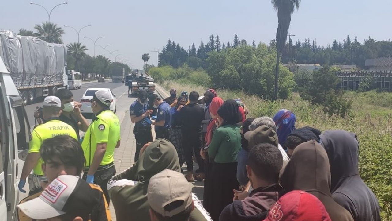 Son dakika... Adana'da polisi şaşkına çeviren olay! 14 kişilik araçtan 35 kişi çıktı 4
