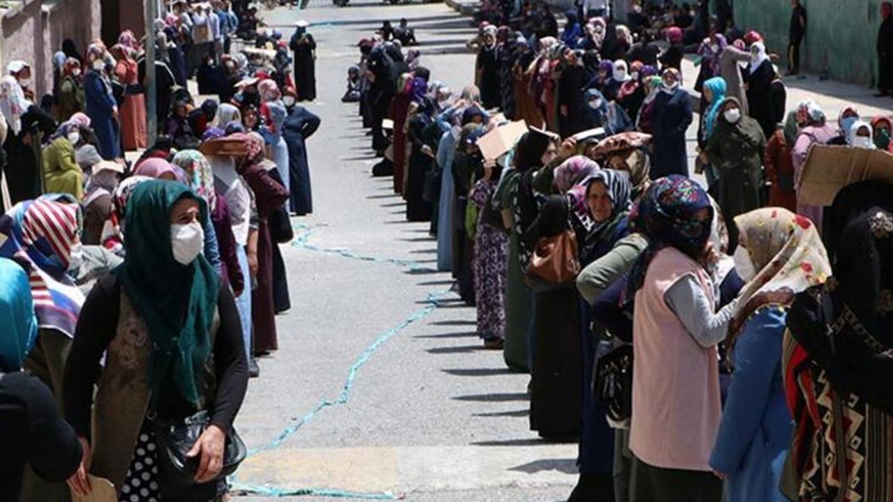 Son dakika... Şanlıurfa'da günde 300 bin kişi PTT kuyruğunda! 1