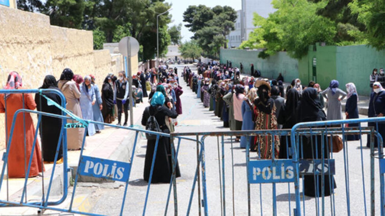 Son dakika... Şanlıurfa'da günde 300 bin kişi PTT kuyruğunda! 2