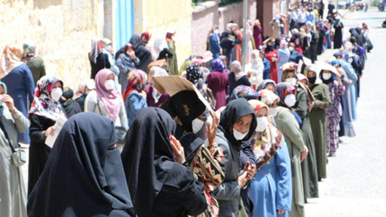 Son dakika... Şanlıurfa'da günde 300 bin kişi PTT kuyruğunda! 3