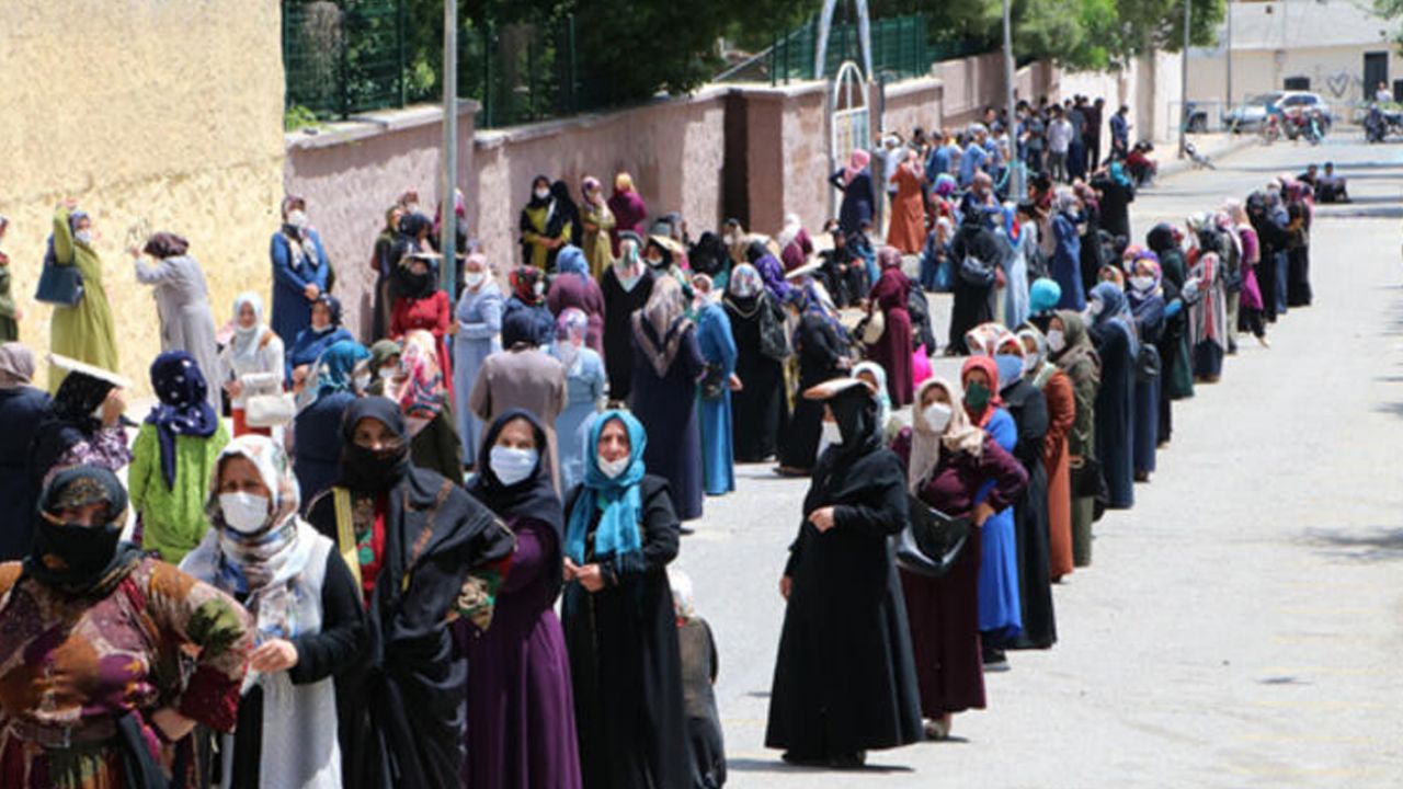 Son dakika... Şanlıurfa'da günde 300 bin kişi PTT kuyruğunda! 4