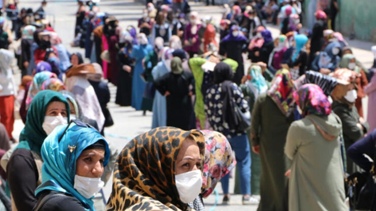 Son dakika... Şanlıurfa'da günde 300 bin kişi PTT kuyruğunda! 6