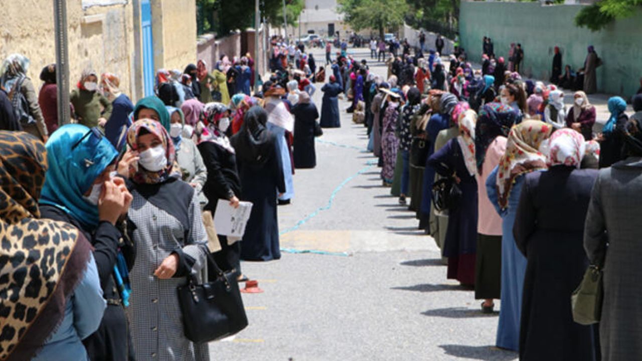 Son dakika... Şanlıurfa'da günde 300 bin kişi PTT kuyruğunda! 7