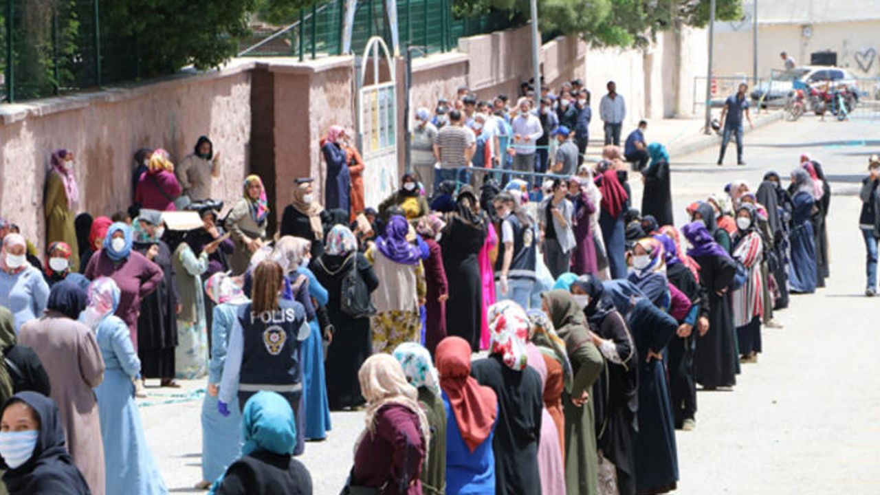 Son dakika... Şanlıurfa'da günde 300 bin kişi PTT kuyruğunda! 8