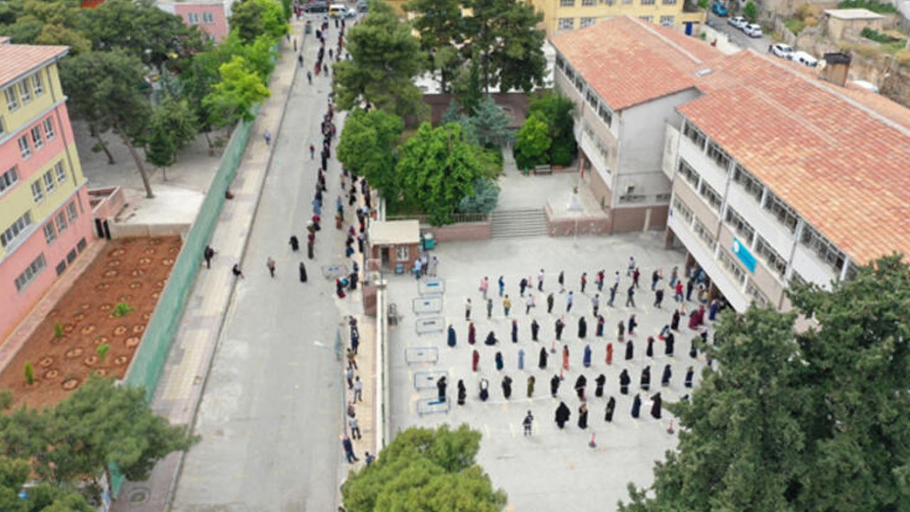 Son dakika... Şanlıurfa'da günde 300 bin kişi PTT kuyruğunda! 9