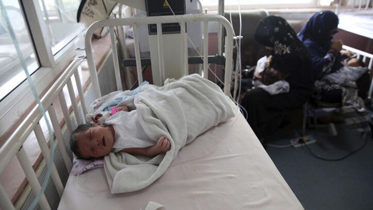 Son dakika... Dünya, katliamda yetim kalan bebekleri emziren anneyi konuşuyor 11