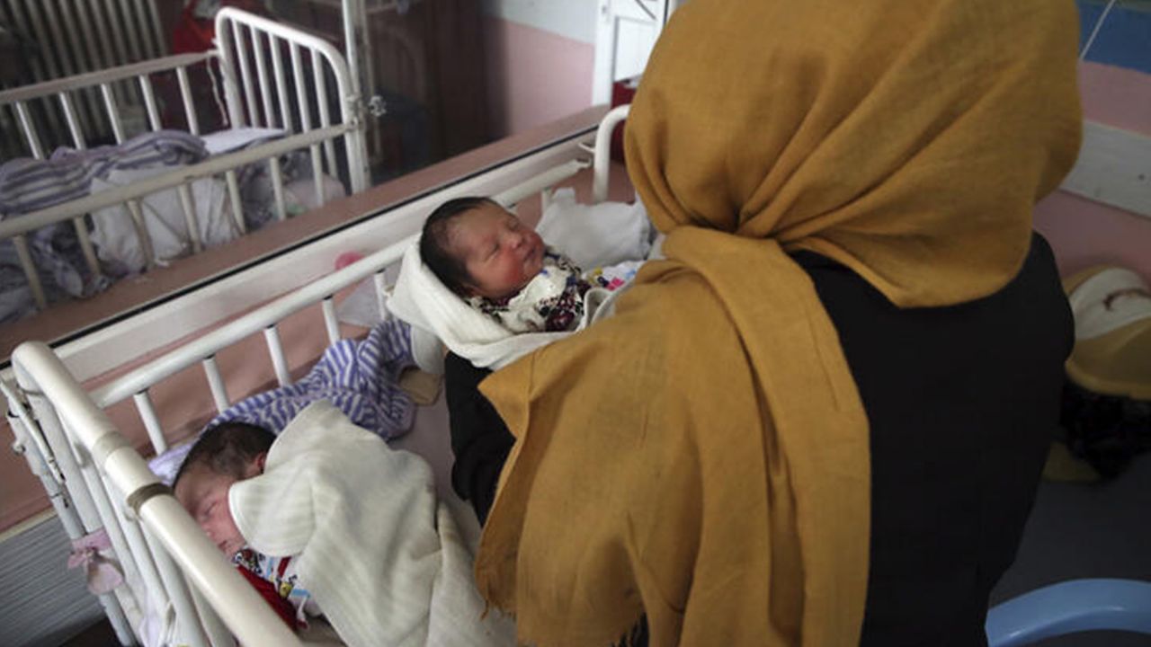 Son dakika... Dünya, katliamda yetim kalan bebekleri emziren anneyi konuşuyor 14