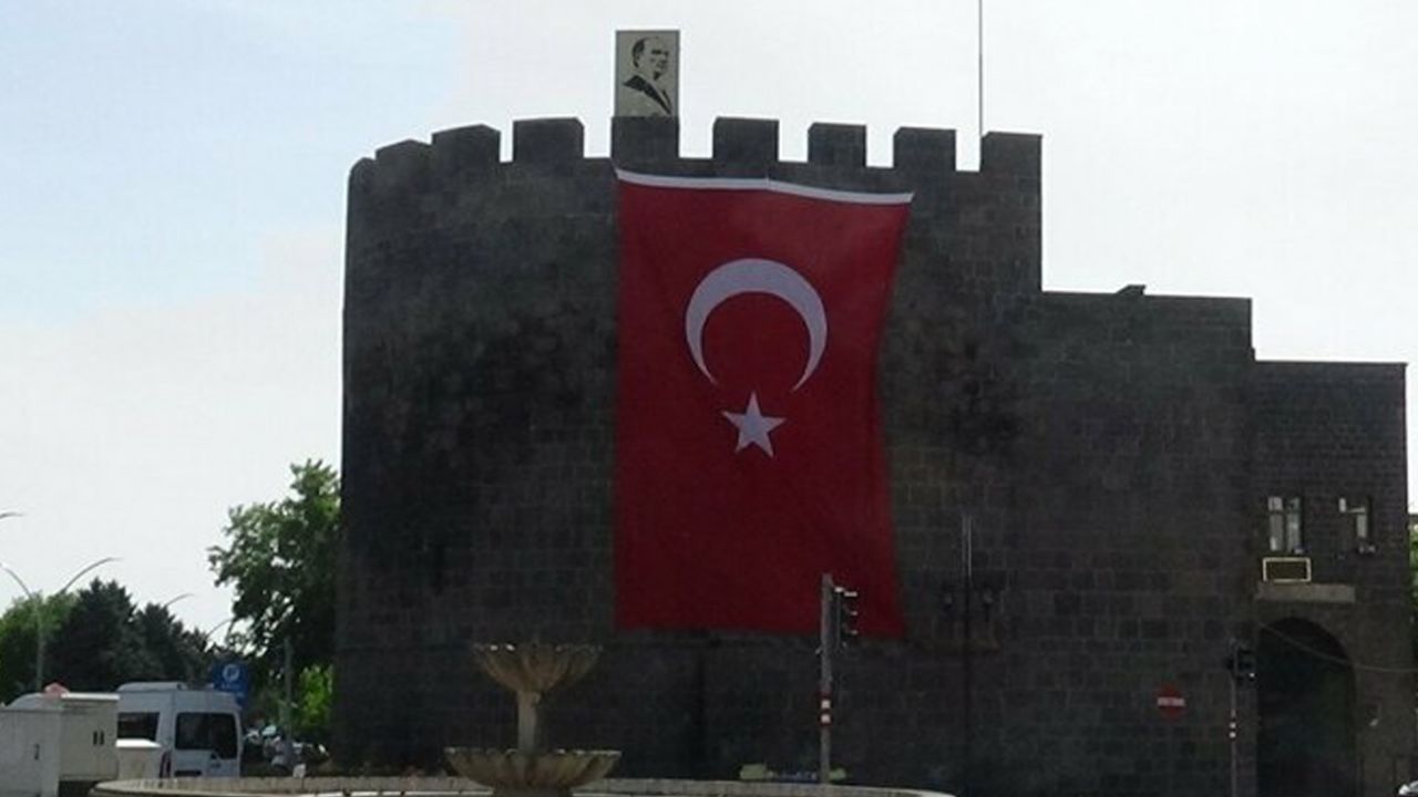 Son dakika... Terörün izlerinin silindiği Sur’da esnaf iş yerlerini Türk bayrakları ile donattı 1