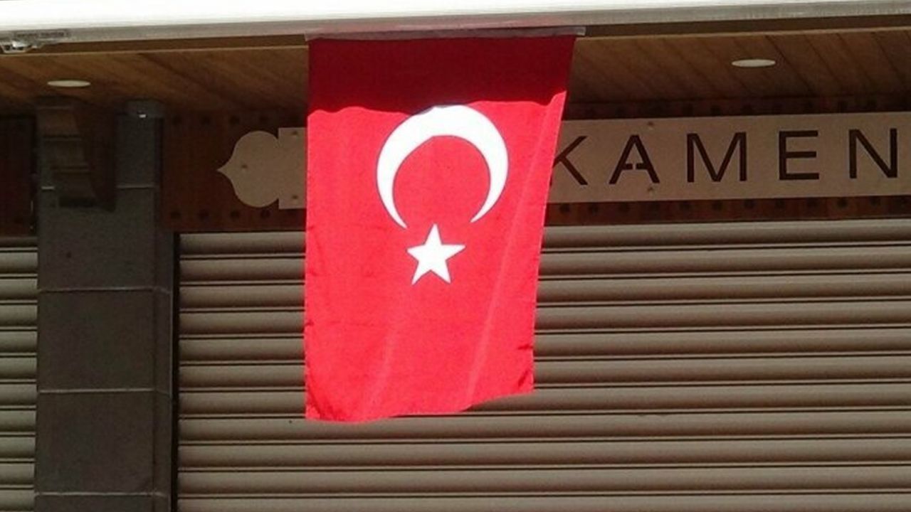 Son dakika... Terörün izlerinin silindiği Sur’da esnaf iş yerlerini Türk bayrakları ile donattı 3